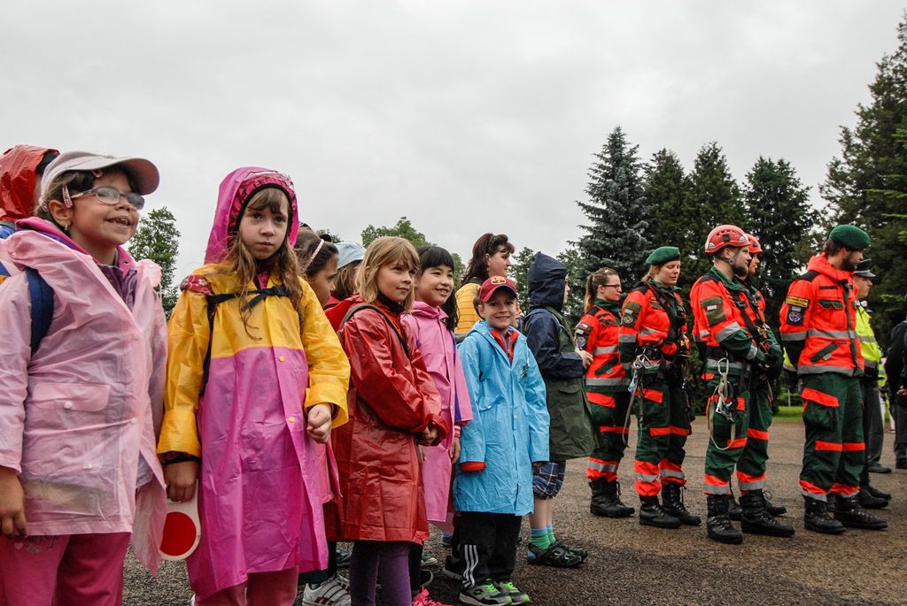 Ukázkou zásahu hasičů, záchranářů i policistů u dopravní nehody, při níž bylo nutné vystříhat z vozu zaklíněného těžce zraněného řidiče, začal dnes Plzeňský den s integrovaným záchranným systémem. Osmý ročník akce, kterou připravilo město Plzeň, přilákal do areálu za OC Plzeň Plaza několik stovek dětí. Připravil pro ně nejen statické i dynamické ukázky techniky a výcviku jednotlivých složek, ale také program zaměřený na prevenci. Děti zkoušely například chůzi ve speciálních brýlích simulujících stav opilosti, připoutány ve voze zjistily, co se děje v případě nárazu a rotace auta, trénovaly prvky první pomoci, plnily testy pro malé záchranáře a další. (foto: 15.6.2016)