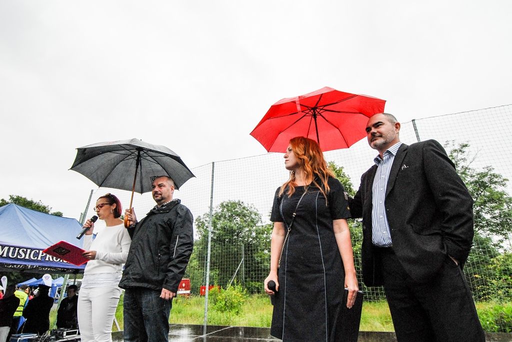 Ukázkou zásahu hasičů, záchranářů i policistů u dopravní nehody, při níž bylo nutné vystříhat z vozu zaklíněného těžce zraněného řidiče, začal dnes Plzeňský den s integrovaným záchranným systémem. Osmý ročník akce, kterou připravilo město Plzeň, přilákal do areálu za OC Plzeň Plaza několik stovek dětí. Připravil pro ně nejen statické i dynamické ukázky techniky a výcviku jednotlivých složek, ale také program zaměřený na prevenci. Děti zkoušely například chůzi ve speciálních brýlích simulujících stav opilosti, připoutány ve voze zjistily, co se děje v případě nárazu a rotace auta, trénovaly prvky první pomoci, plnily testy pro malé záchranáře a další. (foto: 15.6.2016)