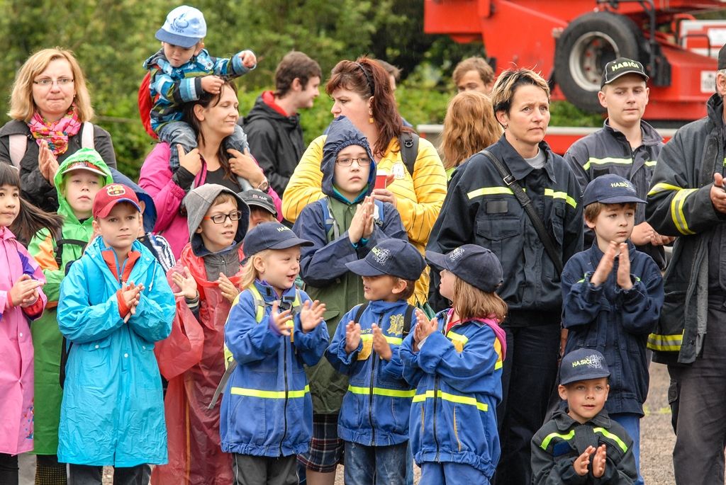 Ukázkou zásahu hasičů, záchranářů i policistů u dopravní nehody, při níž bylo nutné vystříhat z vozu zaklíněného těžce zraněného řidiče, začal dnes Plzeňský den s integrovaným záchranným systémem. Osmý ročník akce, kterou připravilo město Plzeň, přilákal do areálu za OC Plzeň Plaza několik stovek dětí. Připravil pro ně nejen statické i dynamické ukázky techniky a výcviku jednotlivých složek, ale také program zaměřený na prevenci. Děti zkoušely například chůzi ve speciálních brýlích simulujících stav opilosti, připoutány ve voze zjistily, co se děje v případě nárazu a rotace auta, trénovaly prvky první pomoci, plnily testy pro malé záchranáře a další. (foto: 15.6.2016)
