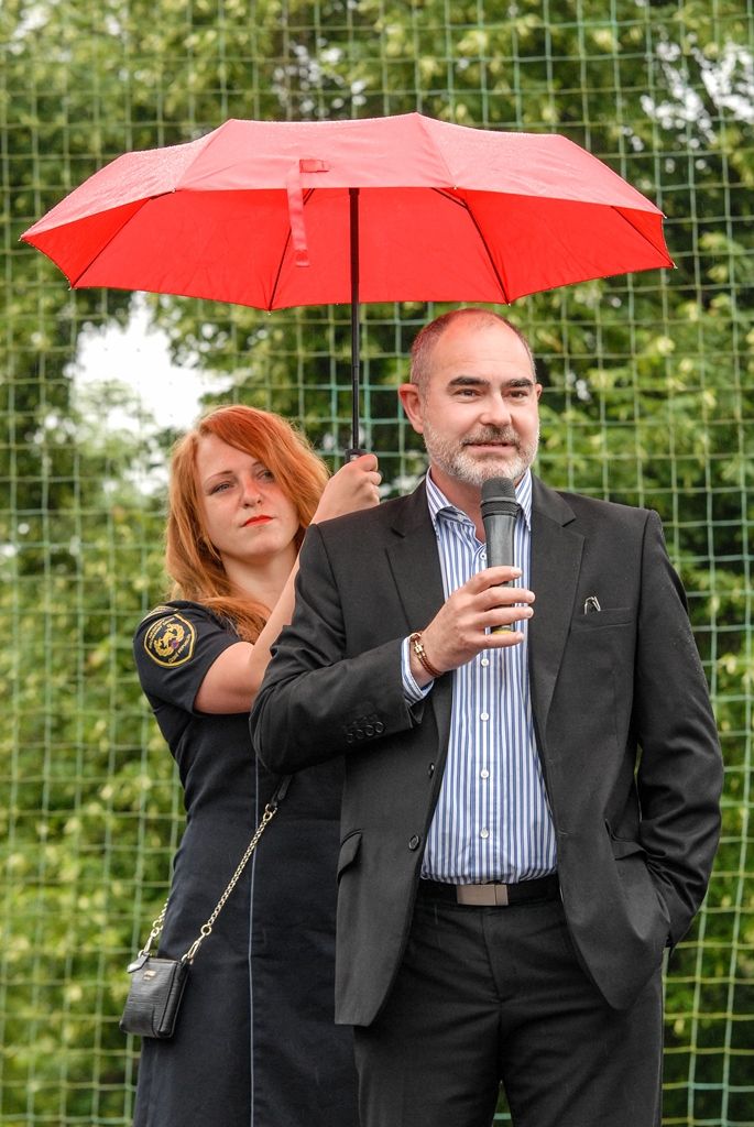 Ukázkou zásahu hasičů, záchranářů i policistů u dopravní nehody, při níž bylo nutné vystříhat z vozu zaklíněného těžce zraněného řidiče, začal dnes Plzeňský den s integrovaným záchranným systémem. Osmý ročník akce, kterou připravilo město Plzeň, přilákal do areálu za OC Plzeň Plaza několik stovek dětí. Připravil pro ně nejen statické i dynamické ukázky techniky a výcviku jednotlivých složek, ale také program zaměřený na prevenci. Děti zkoušely například chůzi ve speciálních brýlích simulujících stav opilosti, připoutány ve voze zjistily, co se děje v případě nárazu a rotace auta, trénovaly prvky první pomoci, plnily testy pro malé záchranáře a další. (foto: 15.6.2016)