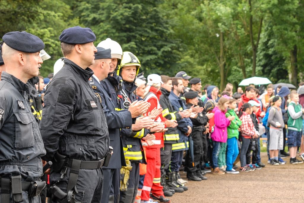 Ukázkou zásahu hasičů, záchranářů i policistů u dopravní nehody, při níž bylo nutné vystříhat z vozu zaklíněného těžce zraněného řidiče, začal dnes Plzeňský den s integrovaným záchranným systémem. Osmý ročník akce, kterou připravilo město Plzeň, přilákal do areálu za OC Plzeň Plaza několik stovek dětí. Připravil pro ně nejen statické i dynamické ukázky techniky a výcviku jednotlivých složek, ale také program zaměřený na prevenci. Děti zkoušely například chůzi ve speciálních brýlích simulujících stav opilosti, připoutány ve voze zjistily, co se děje v případě nárazu a rotace auta, trénovaly prvky první pomoci, plnily testy pro malé záchranáře a další. (foto: 15.6.2016)