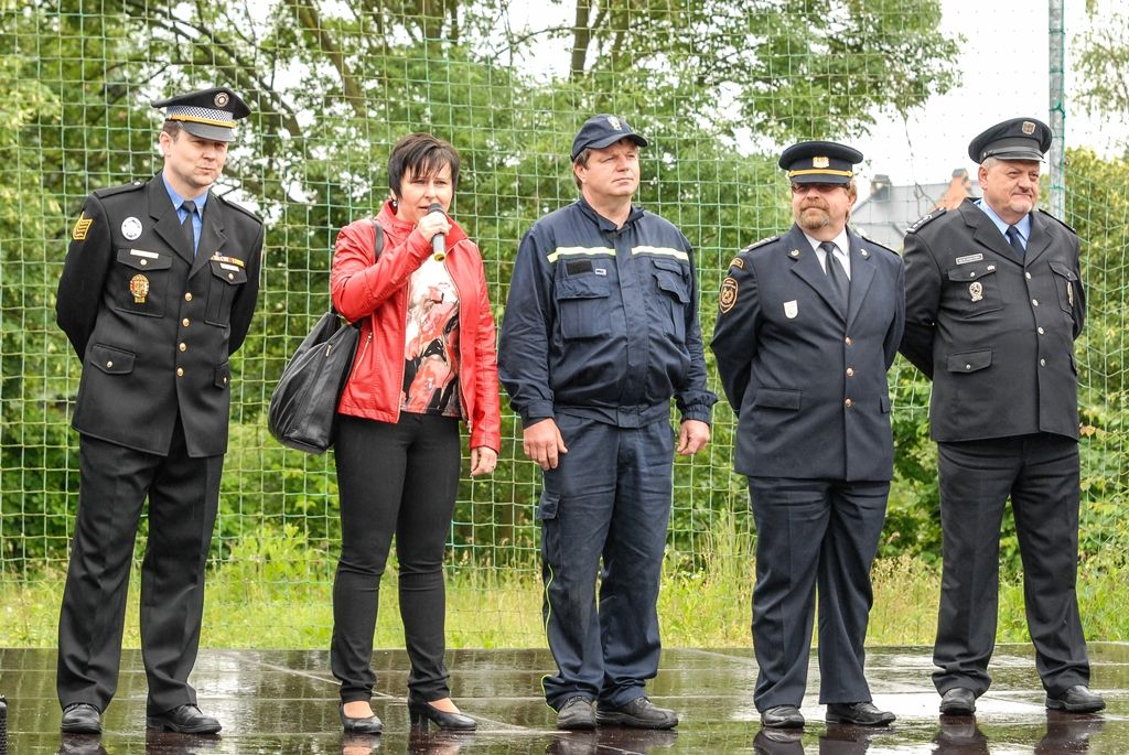 Ukázkou zásahu hasičů, záchranářů i policistů u dopravní nehody, při níž bylo nutné vystříhat z vozu zaklíněného těžce zraněného řidiče, začal dnes Plzeňský den s integrovaným záchranným systémem. Osmý ročník akce, kterou připravilo město Plzeň, přilákal do areálu za OC Plzeň Plaza několik stovek dětí. Připravil pro ně nejen statické i dynamické ukázky techniky a výcviku jednotlivých složek, ale také program zaměřený na prevenci. Děti zkoušely například chůzi ve speciálních brýlích simulujících stav opilosti, připoutány ve voze zjistily, co se děje v případě nárazu a rotace auta, trénovaly prvky první pomoci, plnily testy pro malé záchranáře a další. (foto: 15.6.2016)
