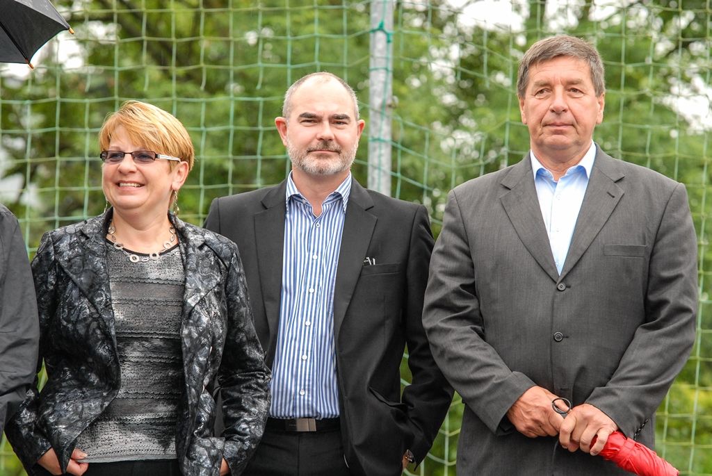 Ukázkou zásahu hasičů, záchranářů i policistů u dopravní nehody, při níž bylo nutné vystříhat z vozu zaklíněného těžce zraněného řidiče, začal dnes Plzeňský den s integrovaným záchranným systémem. Osmý ročník akce, kterou připravilo město Plzeň, přilákal do areálu za OC Plzeň Plaza několik stovek dětí. Připravil pro ně nejen statické i dynamické ukázky techniky a výcviku jednotlivých složek, ale také program zaměřený na prevenci. Děti zkoušely například chůzi ve speciálních brýlích simulujících stav opilosti, připoutány ve voze zjistily, co se děje v případě nárazu a rotace auta, trénovaly prvky první pomoci, plnily testy pro malé záchranáře a další. (foto: 15.6.2016)