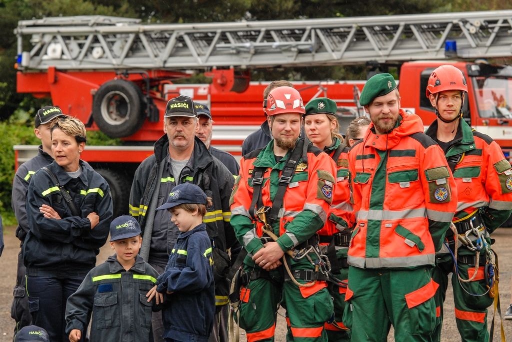 Ukázkou zásahu hasičů, záchranářů i policistů u dopravní nehody, při níž bylo nutné vystříhat z vozu zaklíněného těžce zraněného řidiče, začal dnes Plzeňský den s integrovaným záchranným systémem. Osmý ročník akce, kterou připravilo město Plzeň, přilákal do areálu za OC Plzeň Plaza několik stovek dětí. Připravil pro ně nejen statické i dynamické ukázky techniky a výcviku jednotlivých složek, ale také program zaměřený na prevenci. Děti zkoušely například chůzi ve speciálních brýlích simulujících stav opilosti, připoutány ve voze zjistily, co se děje v případě nárazu a rotace auta, trénovaly prvky první pomoci, plnily testy pro malé záchranáře a další. (foto: 15.6.2016)