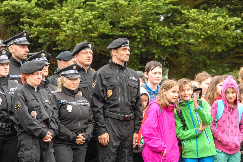 Ukázkou zásahu hasičů, záchranářů i policistů u dopravní nehody, při níž bylo nutné vystříhat z vozu zaklíněného těžce zraněného řidiče, začal dnes Plzeňský den s integrovaným záchranným systémem. Osmý ročník akce, kterou připravilo město Plzeň, přilákal do areálu za OC Plzeň Plaza několik stovek dětí. Připravil pro ně nejen statické i dynamické ukázky techniky a výcviku jednotlivých složek, ale také program zaměřený na prevenci. Děti zkoušely například chůzi ve speciálních brýlích simulujících stav opilosti, připoutány ve voze zjistily, co se děje v případě nárazu a rotace auta, trénovaly prvky první pomoci, plnily testy pro malé záchranáře a další. (foto: 15.6.2016)