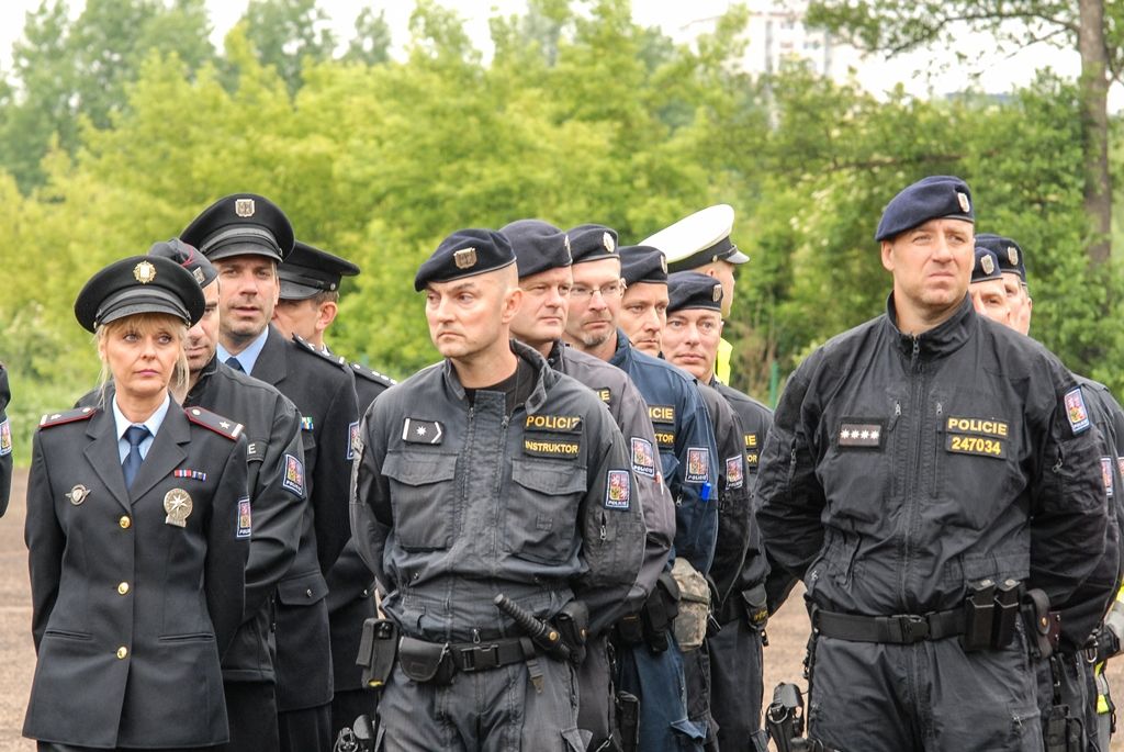 Ukázkou zásahu hasičů, záchranářů i policistů u dopravní nehody, při níž bylo nutné vystříhat z vozu zaklíněného těžce zraněného řidiče, začal dnes Plzeňský den s integrovaným záchranným systémem. Osmý ročník akce, kterou připravilo město Plzeň, přilákal do areálu za OC Plzeň Plaza několik stovek dětí. Připravil pro ně nejen statické i dynamické ukázky techniky a výcviku jednotlivých složek, ale také program zaměřený na prevenci. Děti zkoušely například chůzi ve speciálních brýlích simulujících stav opilosti, připoutány ve voze zjistily, co se děje v případě nárazu a rotace auta, trénovaly prvky první pomoci, plnily testy pro malé záchranáře a další. (foto: 15.6.2016)