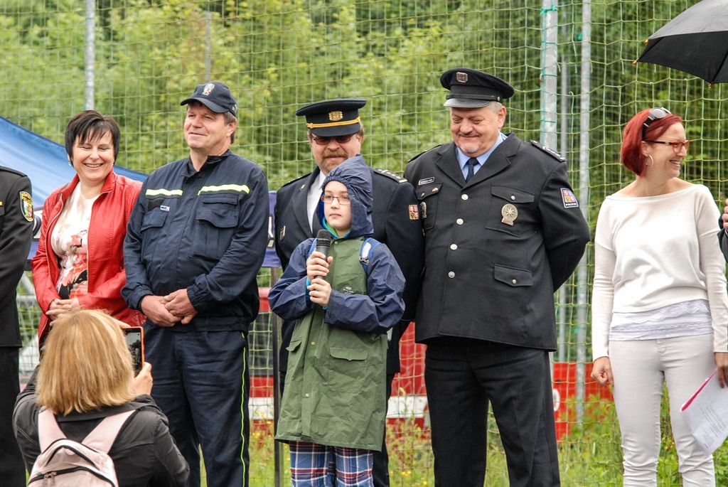 Ukázkou zásahu hasičů, záchranářů i policistů u dopravní nehody, při níž bylo nutné vystříhat z vozu zaklíněného těžce zraněného řidiče, začal dnes Plzeňský den s integrovaným záchranným systémem. Osmý ročník akce, kterou připravilo město Plzeň, přilákal do areálu za OC Plzeň Plaza několik stovek dětí. Připravil pro ně nejen statické i dynamické ukázky techniky a výcviku jednotlivých složek, ale také program zaměřený na prevenci. Děti zkoušely například chůzi ve speciálních brýlích simulujících stav opilosti, připoutány ve voze zjistily, co se děje v případě nárazu a rotace auta, trénovaly prvky první pomoci, plnily testy pro malé záchranáře a další. (foto: 15.6.2016)