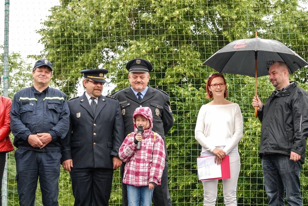 Ukázkou zásahu hasičů, záchranářů i policistů u dopravní nehody, při níž bylo nutné vystříhat z vozu zaklíněného těžce zraněného řidiče, začal dnes Plzeňský den s integrovaným záchranným systémem. Osmý ročník akce, kterou připravilo město Plzeň, přilákal do areálu za OC Plzeň Plaza několik stovek dětí. Připravil pro ně nejen statické i dynamické ukázky techniky a výcviku jednotlivých složek, ale také program zaměřený na prevenci. Děti zkoušely například chůzi ve speciálních brýlích simulujících stav opilosti, připoutány ve voze zjistily, co se děje v případě nárazu a rotace auta, trénovaly prvky první pomoci, plnily testy pro malé záchranáře a další. (foto: 15.6.2016)