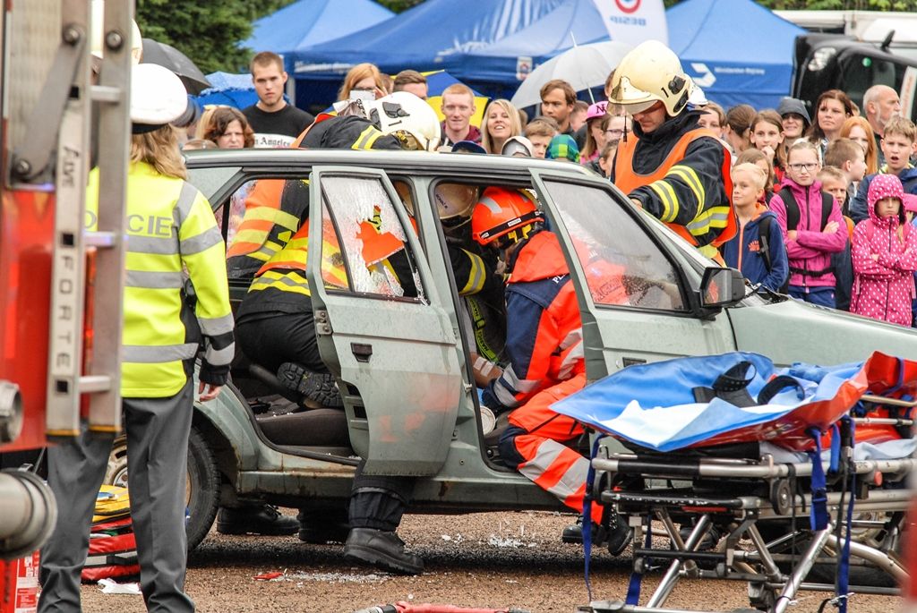 Ukázkou zásahu hasičů, záchranářů i policistů u dopravní nehody, při níž bylo nutné vystříhat z vozu zaklíněného těžce zraněného řidiče, začal dnes Plzeňský den s integrovaným záchranným systémem. Osmý ročník akce, kterou připravilo město Plzeň, přilákal do areálu za OC Plzeň Plaza několik stovek dětí. Připravil pro ně nejen statické i dynamické ukázky techniky a výcviku jednotlivých složek, ale také program zaměřený na prevenci. Děti zkoušely například chůzi ve speciálních brýlích simulujících stav opilosti, připoutány ve voze zjistily, co se děje v případě nárazu a rotace auta, trénovaly prvky první pomoci, plnily testy pro malé záchranáře a další. (foto: 15.6.2016)