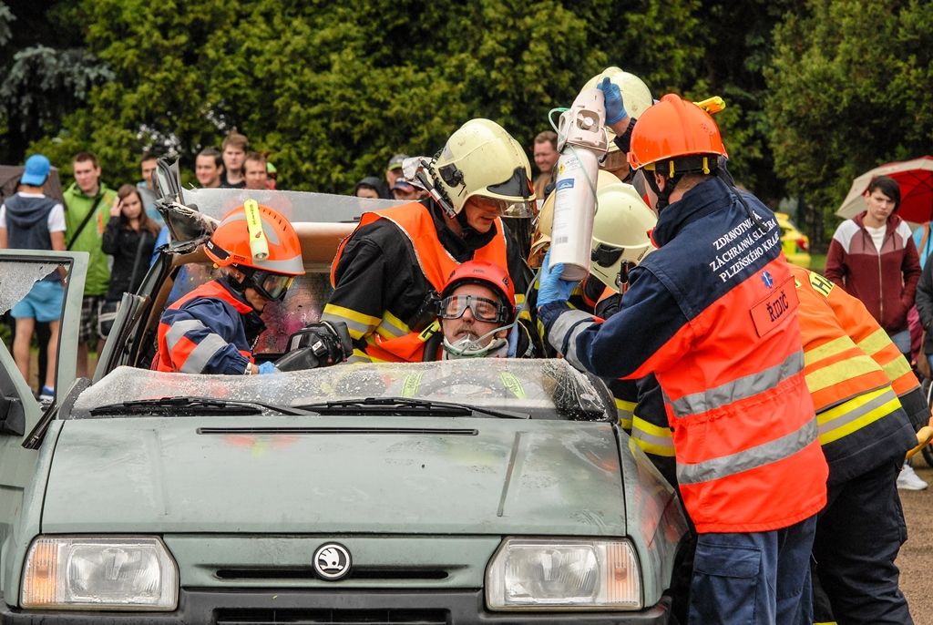 Ukázkou zásahu hasičů, záchranářů i policistů u dopravní nehody, při níž bylo nutné vystříhat z vozu zaklíněného těžce zraněného řidiče, začal dnes Plzeňský den s integrovaným záchranným systémem. Osmý ročník akce, kterou připravilo město Plzeň, přilákal do areálu za OC Plzeň Plaza několik stovek dětí. Připravil pro ně nejen statické i dynamické ukázky techniky a výcviku jednotlivých složek, ale také program zaměřený na prevenci. Děti zkoušely například chůzi ve speciálních brýlích simulujících stav opilosti, připoutány ve voze zjistily, co se děje v případě nárazu a rotace auta, trénovaly prvky první pomoci, plnily testy pro malé záchranáře a další. (foto: 15.6.2016)