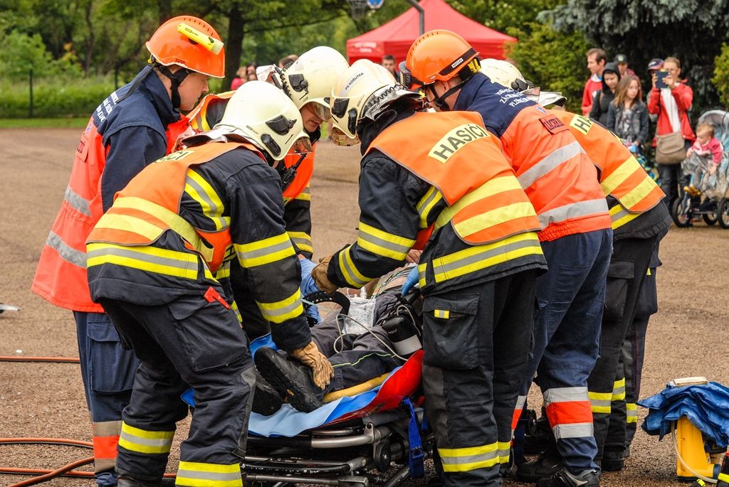 Ukázkou zásahu hasičů, záchranářů i policistů u dopravní nehody, při níž bylo nutné vystříhat z vozu zaklíněného těžce zraněného řidiče, začal dnes Plzeňský den s integrovaným záchranným systémem. Osmý ročník akce, kterou připravilo město Plzeň, přilákal do areálu za OC Plzeň Plaza několik stovek dětí. Připravil pro ně nejen statické i dynamické ukázky techniky a výcviku jednotlivých složek, ale také program zaměřený na prevenci. Děti zkoušely například chůzi ve speciálních brýlích simulujících stav opilosti, připoutány ve voze zjistily, co se děje v případě nárazu a rotace auta, trénovaly prvky první pomoci, plnily testy pro malé záchranáře a další. (foto: 15.6.2016)