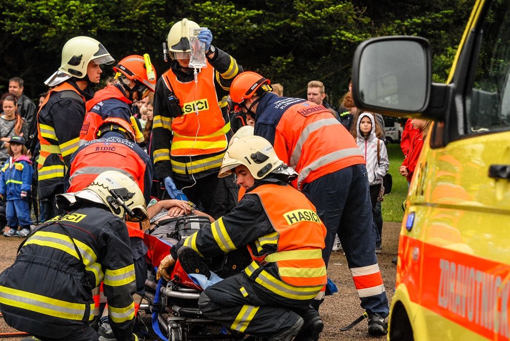 Ukázkou zásahu hasičů, záchranářů i policistů u dopravní nehody, při níž bylo nutné vystříhat z vozu zaklíněného těžce zraněného řidiče, začal dnes Plzeňský den s integrovaným záchranným systémem. Osmý ročník akce, kterou připravilo město Plzeň, přilákal do areálu za OC Plzeň Plaza několik stovek dětí. Připravil pro ně nejen statické i dynamické ukázky techniky a výcviku jednotlivých složek, ale také program zaměřený na prevenci. Děti zkoušely například chůzi ve speciálních brýlích simulujících stav opilosti, připoutány ve voze zjistily, co se děje v případě nárazu a rotace auta, trénovaly prvky první pomoci, plnily testy pro malé záchranáře a další. (foto: 15.6.2016)
