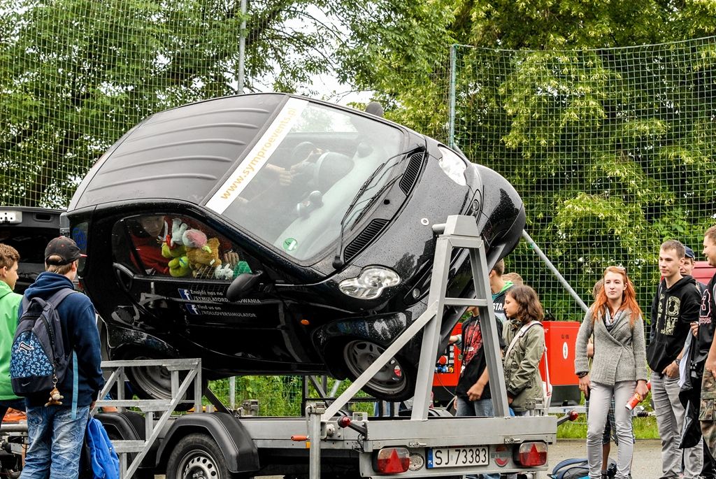 Ukázkou zásahu hasičů, záchranářů i policistů u dopravní nehody, při níž bylo nutné vystříhat z vozu zaklíněného těžce zraněného řidiče, začal dnes Plzeňský den s integrovaným záchranným systémem. Osmý ročník akce, kterou připravilo město Plzeň, přilákal do areálu za OC Plzeň Plaza několik stovek dětí. Připravil pro ně nejen statické i dynamické ukázky techniky a výcviku jednotlivých složek, ale také program zaměřený na prevenci. Děti zkoušely například chůzi ve speciálních brýlích simulujících stav opilosti, připoutány ve voze zjistily, co se děje v případě nárazu a rotace auta, trénovaly prvky první pomoci, plnily testy pro malé záchranáře a další. (foto: 15.6.2016)