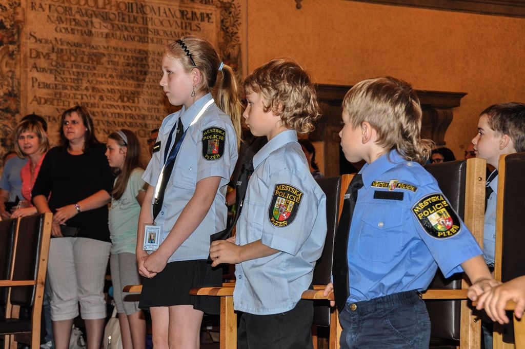 Do role „Malých strážníků“ byli ve středu na plzeňské radnici symbolicky pasováni absolventi stejnojmenného zájmového kroužku, ve kterém se naučili běžné policejní práci a vyšetřovacím metodám, ale také vypořádat se s rizikovými situacemi a navštívili běžně nepřístupná i zajímavá místa. Během školního roku se tak podívali na základnu Zdravotnické záchranné služby Plzeňského kraje, hasičskou stanici v Plzni na Košutce, záchranou stanici živočichů nebo velitelství Městské policie Plzeň. Hráli detektivní hry, naučili se základům trasologie, daktyloskopie, pracovali s detektorem kovů, nacvičovali policejní zásah a další. (foto: 15.6.2016)
