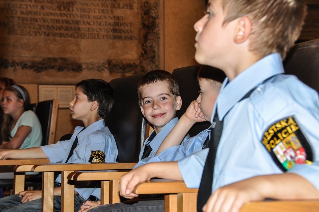 Do role „Malých strážníků“ byli ve středu na plzeňské radnici symbolicky pasováni absolventi stejnojmenného zájmového kroužku, ve kterém se naučili běžné policejní práci a vyšetřovacím metodám, ale také vypořádat se s rizikovými situacemi a navštívili běžně nepřístupná i zajímavá místa. Během školního roku se tak podívali na základnu Zdravotnické záchranné služby Plzeňského kraje, hasičskou stanici v Plzni na Košutce, záchranou stanici živočichů nebo velitelství Městské policie Plzeň. Hráli detektivní hry, naučili se základům trasologie, daktyloskopie, pracovali s detektorem kovů, nacvičovali policejní zásah a další. (foto: 15.6.2016)