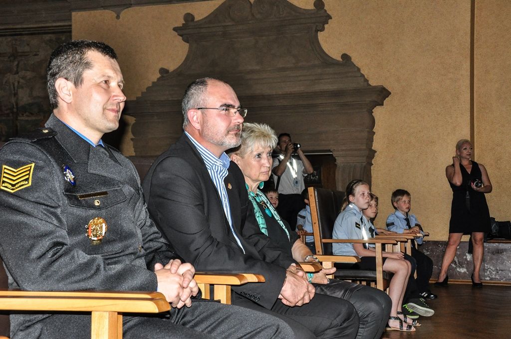 Do role „Malých strážníků“ byli ve středu na plzeňské radnici symbolicky pasováni absolventi stejnojmenného zájmového kroužku, ve kterém se naučili běžné policejní práci a vyšetřovacím metodám, ale také vypořádat se s rizikovými situacemi a navštívili běžně nepřístupná i zajímavá místa. Během školního roku se tak podívali na základnu Zdravotnické záchranné služby Plzeňského kraje, hasičskou stanici v Plzni na Košutce, záchranou stanici živočichů nebo velitelství Městské policie Plzeň. Hráli detektivní hry, naučili se základům trasologie, daktyloskopie, pracovali s detektorem kovů, nacvičovali policejní zásah a další. (foto: 15.6.2016)