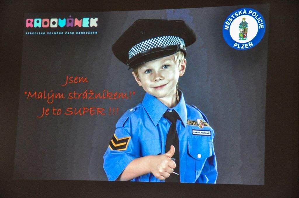 Do role „Malých strážníků“ byli ve středu na plzeňské radnici symbolicky pasováni absolventi stejnojmenného zájmového kroužku, ve kterém se naučili běžné policejní práci a vyšetřovacím metodám, ale také vypořádat se s rizikovými situacemi a navštívili běžně nepřístupná i zajímavá místa. Během školního roku se tak podívali na základnu Zdravotnické záchranné služby Plzeňského kraje, hasičskou stanici v Plzni na Košutce, záchranou stanici živočichů nebo velitelství Městské policie Plzeň. Hráli detektivní hry, naučili se základům trasologie, daktyloskopie, pracovali s detektorem kovů, nacvičovali policejní zásah a další. (foto: 15.6.2016)