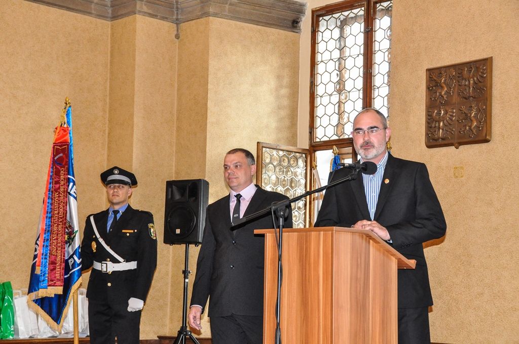 Do role „Malých strážníků“ byli ve středu na plzeňské radnici symbolicky pasováni absolventi stejnojmenného zájmového kroužku, ve kterém se naučili běžné policejní práci a vyšetřovacím metodám, ale také vypořádat se s rizikovými situacemi a navštívili běžně nepřístupná i zajímavá místa. Během školního roku se tak podívali na základnu Zdravotnické záchranné služby Plzeňského kraje, hasičskou stanici v Plzni na Košutce, záchranou stanici živočichů nebo velitelství Městské policie Plzeň. Hráli detektivní hry, naučili se základům trasologie, daktyloskopie, pracovali s detektorem kovů, nacvičovali policejní zásah a další. (foto: 15.6.2016)