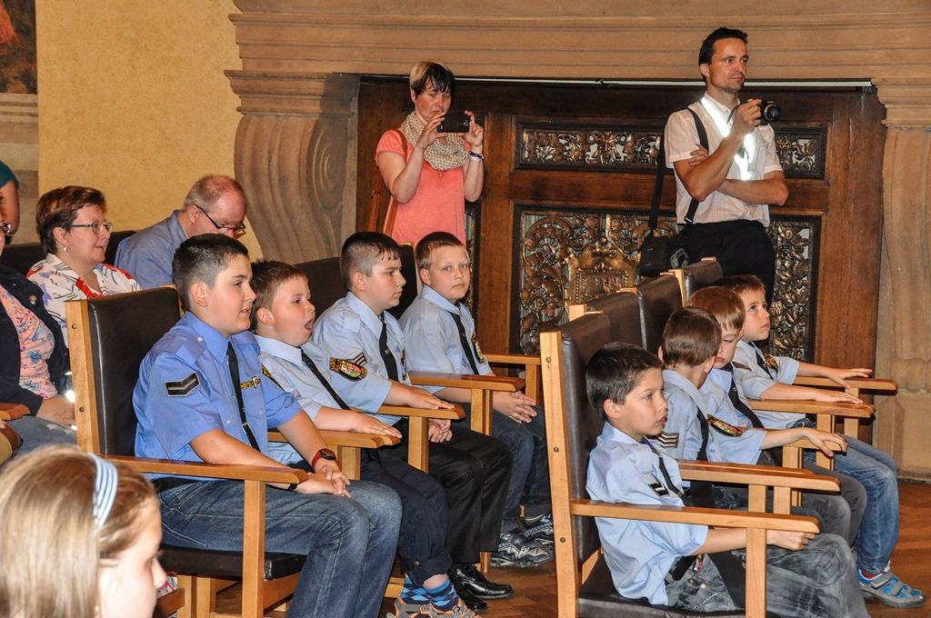 Do role „Malých strážníků“ byli ve středu na plzeňské radnici symbolicky pasováni absolventi stejnojmenného zájmového kroužku, ve kterém se naučili běžné policejní práci a vyšetřovacím metodám, ale také vypořádat se s rizikovými situacemi a navštívili běžně nepřístupná i zajímavá místa. Během školního roku se tak podívali na základnu Zdravotnické záchranné služby Plzeňského kraje, hasičskou stanici v Plzni na Košutce, záchranou stanici živočichů nebo velitelství Městské policie Plzeň. Hráli detektivní hry, naučili se základům trasologie, daktyloskopie, pracovali s detektorem kovů, nacvičovali policejní zásah a další. (foto: 15.6.2016)