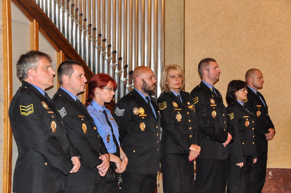 Do role „Malých strážníků“ byli ve středu na plzeňské radnici symbolicky pasováni absolventi stejnojmenného zájmového kroužku, ve kterém se naučili běžné policejní práci a vyšetřovacím metodám, ale také vypořádat se s rizikovými situacemi a navštívili běžně nepřístupná i zajímavá místa. Během školního roku se tak podívali na základnu Zdravotnické záchranné služby Plzeňského kraje, hasičskou stanici v Plzni na Košutce, záchranou stanici živočichů nebo velitelství Městské policie Plzeň. Hráli detektivní hry, naučili se základům trasologie, daktyloskopie, pracovali s detektorem kovů, nacvičovali policejní zásah a další. (foto: 15.6.2016)
