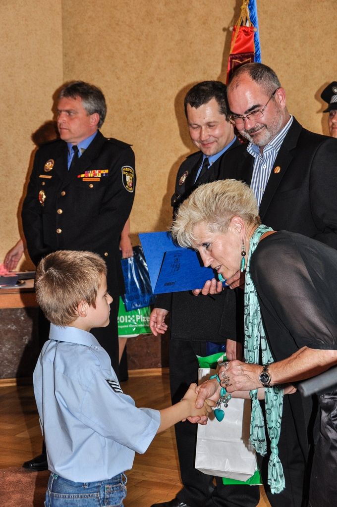 Do role „Malých strážníků“ byli ve středu na plzeňské radnici symbolicky pasováni absolventi stejnojmenného zájmového kroužku, ve kterém se naučili běžné policejní práci a vyšetřovacím metodám, ale také vypořádat se s rizikovými situacemi a navštívili běžně nepřístupná i zajímavá místa. Během školního roku se tak podívali na základnu Zdravotnické záchranné služby Plzeňského kraje, hasičskou stanici v Plzni na Košutce, záchranou stanici živočichů nebo velitelství Městské policie Plzeň. Hráli detektivní hry, naučili se základům trasologie, daktyloskopie, pracovali s detektorem kovů, nacvičovali policejní zásah a další. (foto: 15.6.2016)