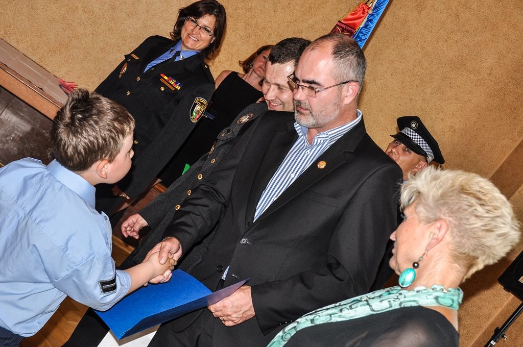 Do role „Malých strážníků“ byli ve středu na plzeňské radnici symbolicky pasováni absolventi stejnojmenného zájmového kroužku, ve kterém se naučili běžné policejní práci a vyšetřovacím metodám, ale také vypořádat se s rizikovými situacemi a navštívili běžně nepřístupná i zajímavá místa. Během školního roku se tak podívali na základnu Zdravotnické záchranné služby Plzeňského kraje, hasičskou stanici v Plzni na Košutce, záchranou stanici živočichů nebo velitelství Městské policie Plzeň. Hráli detektivní hry, naučili se základům trasologie, daktyloskopie, pracovali s detektorem kovů, nacvičovali policejní zásah a další. (foto: 15.6.2016)