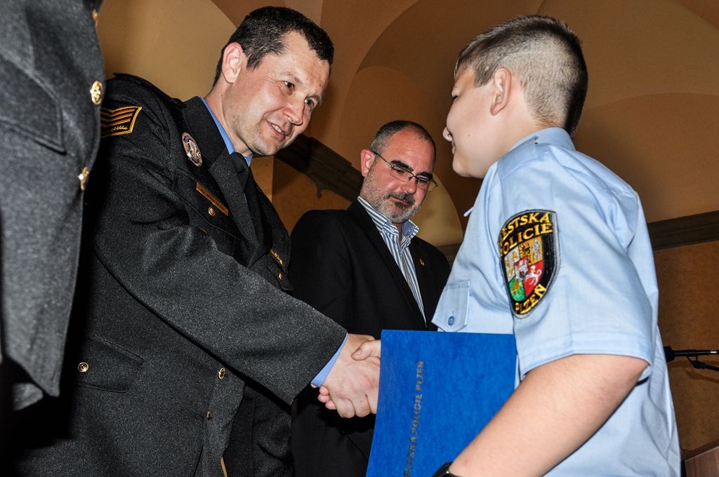 Do role „Malých strážníků“ byli ve středu na plzeňské radnici symbolicky pasováni absolventi stejnojmenného zájmového kroužku, ve kterém se naučili běžné policejní práci a vyšetřovacím metodám, ale také vypořádat se s rizikovými situacemi a navštívili běžně nepřístupná i zajímavá místa. Během školního roku se tak podívali na základnu Zdravotnické záchranné služby Plzeňského kraje, hasičskou stanici v Plzni na Košutce, záchranou stanici živočichů nebo velitelství Městské policie Plzeň. Hráli detektivní hry, naučili se základům trasologie, daktyloskopie, pracovali s detektorem kovů, nacvičovali policejní zásah a další. (foto: 15.6.2016)