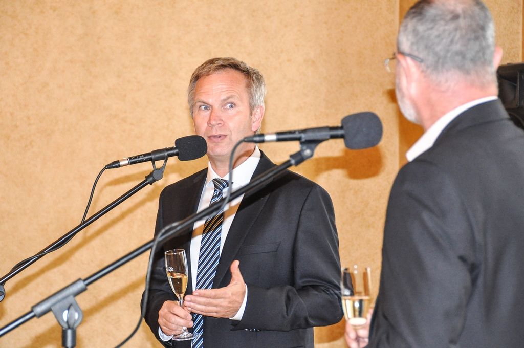 O dotačních možnostech v oblasti ITI, čerpání finančních prostředků do regionu, konceptu smart city a další spolupráci diskutovali dnes na plzeňské radnici zástupci Rady města Plzně a Okresní hospodářské komory Plzeňsko. Představitele podnikatelské sféry přivítal primátor města Martin Zrzavecký a jeho náměstci Martin Baxa a Petr Náhlík. Setkání s komorou se koná tradičně dvakrát ročně, podnikatelé při něm vedení města informují o aktuálních problémech, se kterými se potýkají. Výsledkem společné diskuse je následná pomoc při jejich řešení. (foto: 17.6.2016)