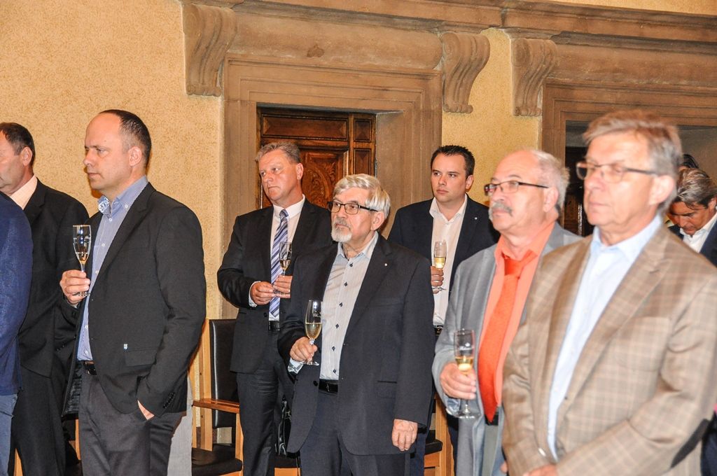 O dotačních možnostech v oblasti ITI, čerpání finančních prostředků do regionu, konceptu smart city a další spolupráci diskutovali dnes na plzeňské radnici zástupci Rady města Plzně a Okresní hospodářské komory Plzeňsko. Představitele podnikatelské sféry přivítal primátor města Martin Zrzavecký a jeho náměstci Martin Baxa a Petr Náhlík. Setkání s komorou se koná tradičně dvakrát ročně, podnikatelé při něm vedení města informují o aktuálních problémech, se kterými se potýkají. Výsledkem společné diskuse je následná pomoc při jejich řešení. (foto: 17.6.2016)