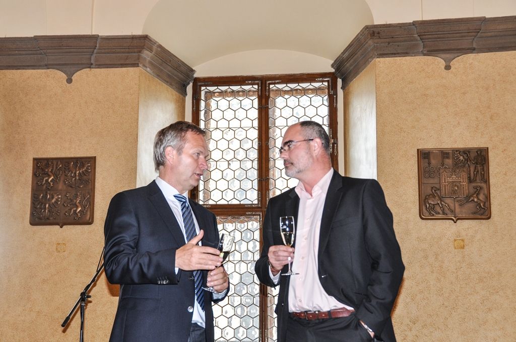 O dotačních možnostech v oblasti ITI, čerpání finančních prostředků do regionu, konceptu smart city a další spolupráci diskutovali dnes na plzeňské radnici zástupci Rady města Plzně a Okresní hospodářské komory Plzeňsko. Představitele podnikatelské sféry přivítal primátor města Martin Zrzavecký a jeho náměstci Martin Baxa a Petr Náhlík. Setkání s komorou se koná tradičně dvakrát ročně, podnikatelé při něm vedení města informují o aktuálních problémech, se kterými se potýkají. Výsledkem společné diskuse je následná pomoc při jejich řešení. (foto: 17.6.2016)