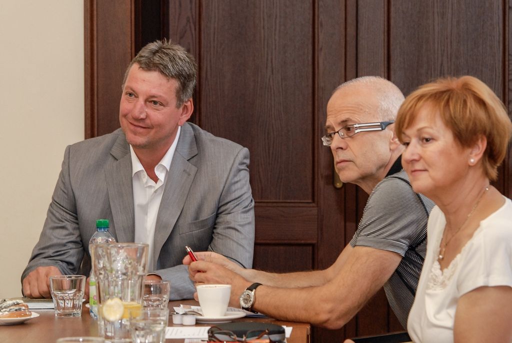 Setkání tří partnerů, měst Plzně, Brna a Ostravy, nad tématem sociálního a dostupného bydlení se pod společnou záštitou primátora města Plzně Martina Zrzaveckého a náměstkyně pro oblast školství a sociálních věcí Evy Herinkové uskutečnilo na plzeňské radnici 16. a 17. června 2016.
