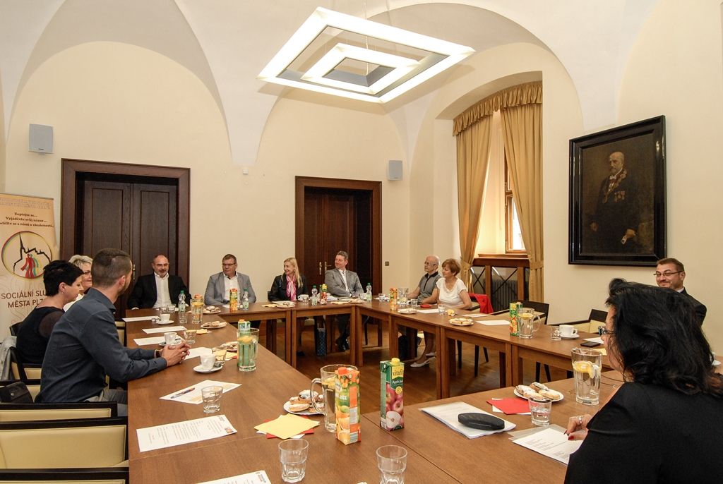 Setkání tří partnerů, měst Plzně, Brna a Ostravy, nad tématem sociálního a dostupného bydlení se pod společnou záštitou primátora města Plzně Martina Zrzaveckého a náměstkyně pro oblast školství a sociálních věcí Evy Herinkové uskutečnilo na plzeňské radnici 16. a 17. června 2016.