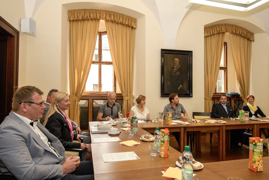 Setkání tří partnerů, měst Plzně, Brna a Ostravy, nad tématem sociálního a dostupného bydlení se pod společnou záštitou primátora města Plzně Martina Zrzaveckého a náměstkyně pro oblast školství a sociálních věcí Evy Herinkové uskutečnilo na plzeňské radnici 16. a 17. června 2016.
