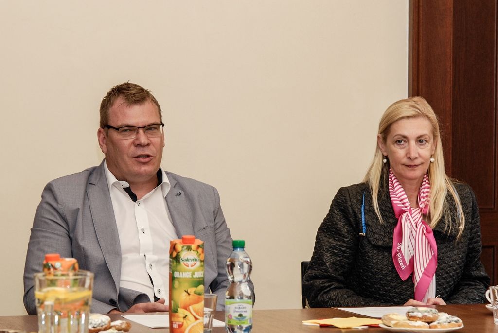 Setkání tří partnerů, měst Plzně, Brna a Ostravy, nad tématem sociálního a dostupného bydlení se pod společnou záštitou primátora města Plzně Martina Zrzaveckého a náměstkyně pro oblast školství a sociálních věcí Evy Herinkové uskutečnilo na plzeňské radnici 16. a 17. června 2016.