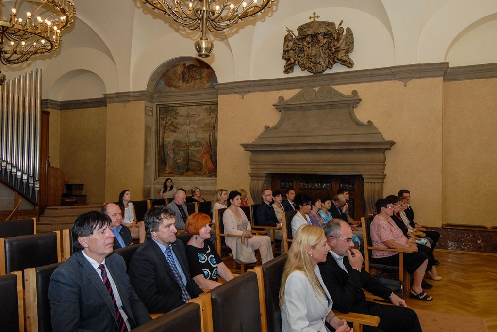 Západočeská metropole dnes (20.6.2016) ocenila výjimečné pedagogy a zaměstnance svých základních a mateřských škol, stejně tak mecenáše plzeňského školství a do „síně slávy“ uvedla profesionála z oboru, jenž školství zasvětil celý svůj život. Ocenění udělené v pěti kategoriích si laureáti převzali při slavnostním aktu na radnici z rukou primátora Martina Zrzaveckého a jeho náměstkyně pro oblast školství a sociálních věcí Evy Herinkové. Uděleno bylo také zvláštní ocenění, a to učiteli z 33. základní školy za záchranu žáka při hodině plavání.