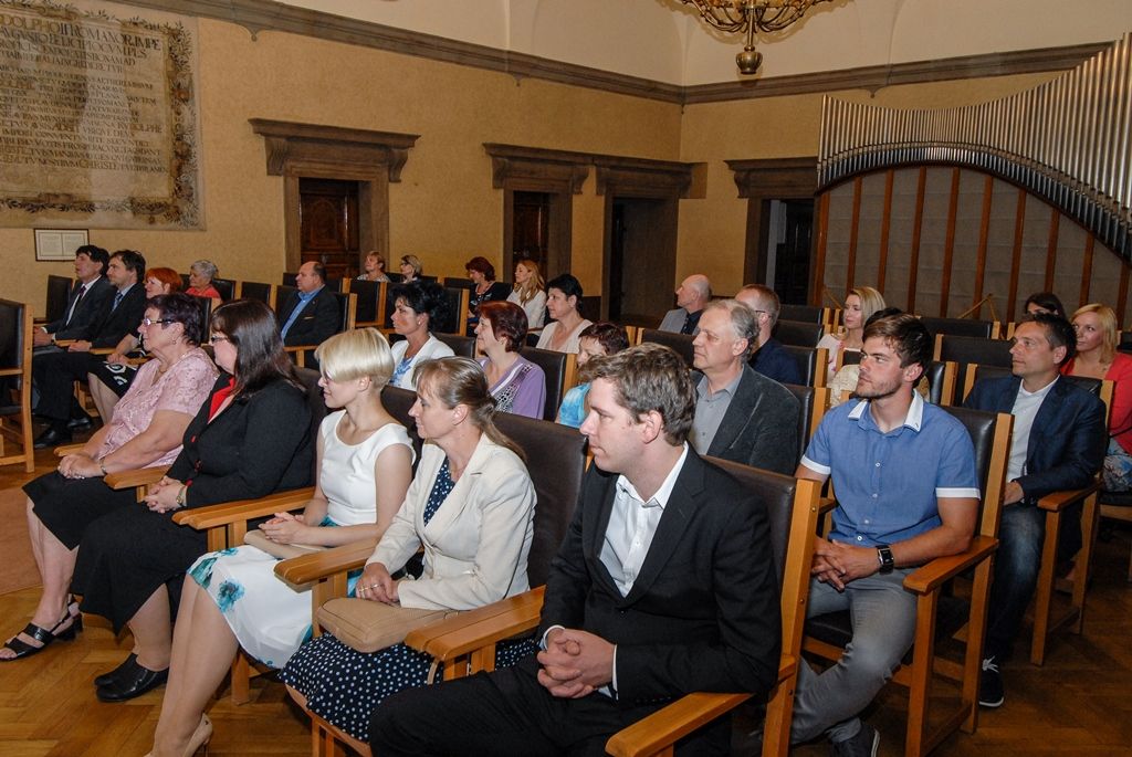 Západočeská metropole dnes (20.6.2016) ocenila výjimečné pedagogy a zaměstnance svých základních a mateřských škol, stejně tak mecenáše plzeňského školství a do „síně slávy“ uvedla profesionála z oboru, jenž školství zasvětil celý svůj život. Ocenění udělené v pěti kategoriích si laureáti převzali při slavnostním aktu na radnici z rukou primátora Martina Zrzaveckého a jeho náměstkyně pro oblast školství a sociálních věcí Evy Herinkové. Uděleno bylo také zvláštní ocenění, a to učiteli z 33. základní školy za záchranu žáka při hodině plavání.