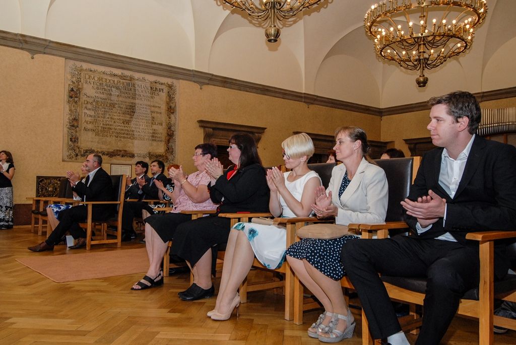 Západočeská metropole dnes (20.6.2016) ocenila výjimečné pedagogy a zaměstnance svých základních a mateřských škol, stejně tak mecenáše plzeňského školství a do „síně slávy“ uvedla profesionála z oboru, jenž školství zasvětil celý svůj život. Ocenění udělené v pěti kategoriích si laureáti převzali při slavnostním aktu na radnici z rukou primátora Martina Zrzaveckého a jeho náměstkyně pro oblast školství a sociálních věcí Evy Herinkové. Uděleno bylo také zvláštní ocenění, a to učiteli z 33. základní školy za záchranu žáka při hodině plavání.