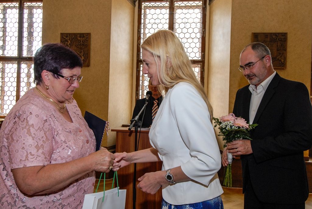 Západočeská metropole dnes (20.6.2016) ocenila výjimečné pedagogy a zaměstnance svých základních a mateřských škol, stejně tak mecenáše plzeňského školství a do „síně slávy“ uvedla profesionála z oboru, jenž školství zasvětil celý svůj život. Ocenění udělené v pěti kategoriích si laureáti převzali při slavnostním aktu na radnici z rukou primátora Martina Zrzaveckého a jeho náměstkyně pro oblast školství a sociálních věcí Evy Herinkové. Uděleno bylo také zvláštní ocenění, a to učiteli z 33. základní školy za záchranu žáka při hodině plavání.