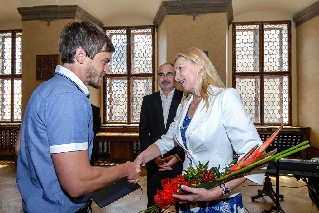Západočeská metropole dnes (20.6.2016) ocenila výjimečné pedagogy a zaměstnance svých základních a mateřských škol, stejně tak mecenáše plzeňského školství a do „síně slávy“ uvedla profesionála z oboru, jenž školství zasvětil celý svůj život. Ocenění udělené v pěti kategoriích si laureáti převzali při slavnostním aktu na radnici z rukou primátora Martina Zrzaveckého a jeho náměstkyně pro oblast školství a sociálních věcí Evy Herinkové. Uděleno bylo také zvláštní ocenění, a to učiteli z 33. základní školy za záchranu žáka při hodině plavání.