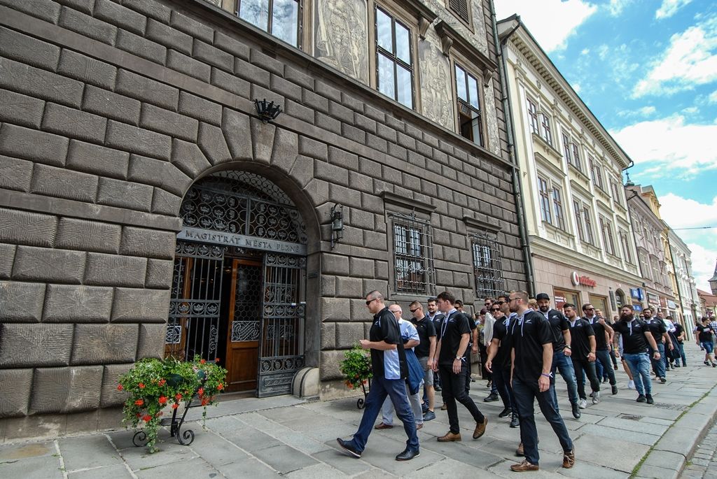 Novozélandský ragbyový tým navštívil západočeskou metropoli, na plzeňské radnici ho přivítal primátor města Martin Zrzavecký. „Vítejte v našem krásném, historickém městě, Plzeň je nejen městem piva, ale i městem sportu. Jsme několikanásobní držitelé fotbalového titulu, stejně tak tu dobře hrajeme hokej a nesmíme zapomenout, že jsme již poněkolikáté získali mistrovský titul v házené,“ představil v úvodu primátor město Plzeň po sportovní stránce. Také uvedl, že i když není ragby v České republice příliš rozšířené, aktuálně se v Plzni jedná o vzniku zázemí právě pro tento sport a jeho další rozvoj. (foto: 22.6.2016)