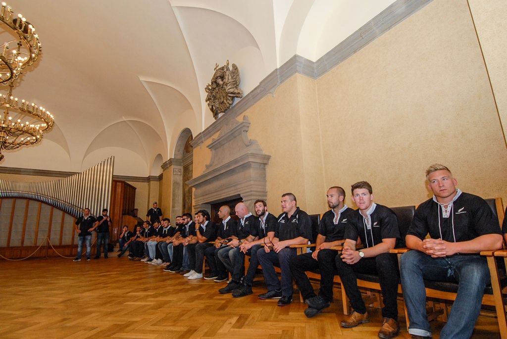 Novozélandský ragbyový tým navštívil západočeskou metropoli, na plzeňské radnici ho přivítal primátor města Martin Zrzavecký. „Vítejte v našem krásném, historickém městě, Plzeň je nejen městem piva, ale i městem sportu. Jsme několikanásobní držitelé fotbalového titulu, stejně tak tu dobře hrajeme hokej a nesmíme zapomenout, že jsme již poněkolikáté získali mistrovský titul v házené,“ představil v úvodu primátor město Plzeň po sportovní stránce. Také uvedl, že i když není ragby v České republice příliš rozšířené, aktuálně se v Plzni jedná o vzniku zázemí právě pro tento sport a jeho další rozvoj. (foto: 22.6.2016)