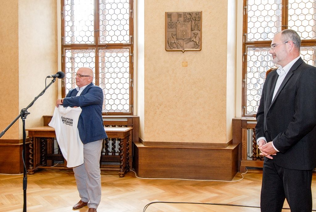 Novozélandský ragbyový tým navštívil západočeskou metropoli, na plzeňské radnici ho přivítal primátor města Martin Zrzavecký. „Vítejte v našem krásném, historickém městě, Plzeň je nejen městem piva, ale i městem sportu. Jsme několikanásobní držitelé fotbalového titulu, stejně tak tu dobře hrajeme hokej a nesmíme zapomenout, že jsme již poněkolikáté získali mistrovský titul v házené,“ představil v úvodu primátor město Plzeň po sportovní stránce. Také uvedl, že i když není ragby v České republice příliš rozšířené, aktuálně se v Plzni jedná o vzniku zázemí právě pro tento sport a jeho další rozvoj. (foto: 22.6.2016)