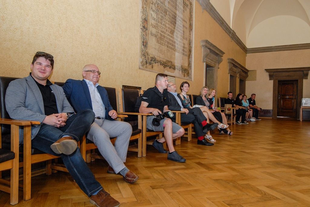 Novozélandský ragbyový tým navštívil západočeskou metropoli, na plzeňské radnici ho přivítal primátor města Martin Zrzavecký. „Vítejte v našem krásném, historickém městě, Plzeň je nejen městem piva, ale i městem sportu. Jsme několikanásobní držitelé fotbalového titulu, stejně tak tu dobře hrajeme hokej a nesmíme zapomenout, že jsme již poněkolikáté získali mistrovský titul v házené,“ představil v úvodu primátor město Plzeň po sportovní stránce. Také uvedl, že i když není ragby v České republice příliš rozšířené, aktuálně se v Plzni jedná o vzniku zázemí právě pro tento sport a jeho další rozvoj. (foto: 22.6.2016)