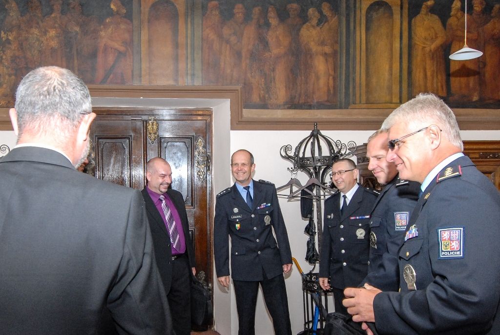 Za bezproblémový průběh letošních Slavností svobody dnes (29.6.2016) poděkoval primátor města Martin Zrzavecký představitelům Policie České republiky i Městské policie Plzeň. Certifikát vyjadřující poděkování předal také zástupcům jednotlivých složek – veliteli obvodní služebny městské policie na Borech Tomáši Petříkovi a vedoucímu plzeňského dopravního inspektorátu Karlu Machuldovi.