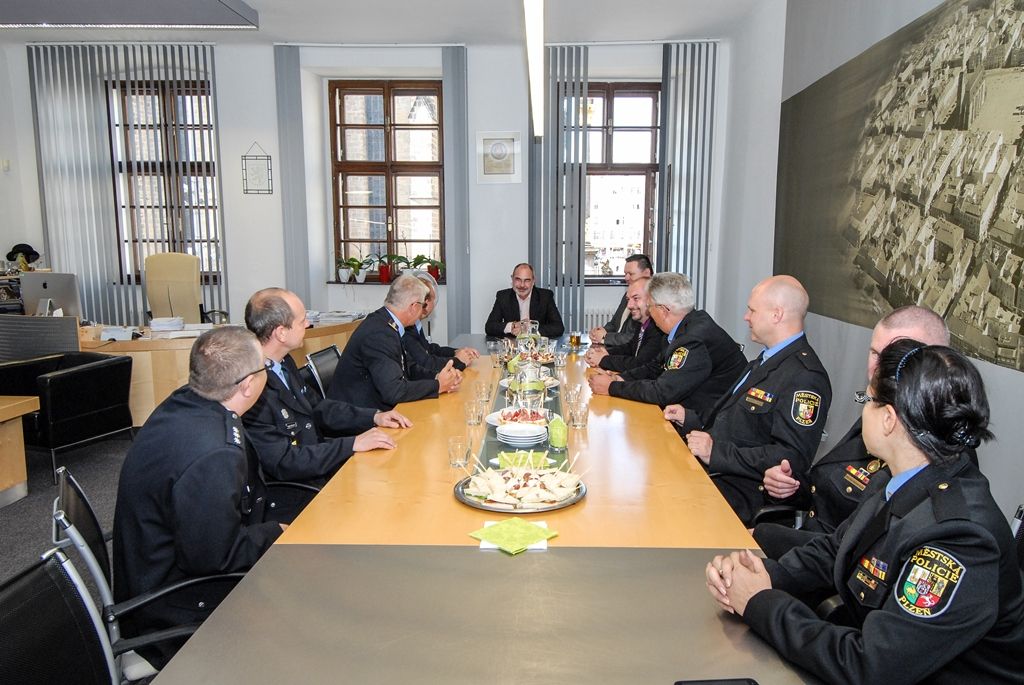 Za bezproblémový průběh letošních Slavností svobody dnes (29.6.2016) poděkoval primátor města Martin Zrzavecký představitelům Policie České republiky i Městské policie Plzeň. Certifikát vyjadřující poděkování předal také zástupcům jednotlivých složek – veliteli obvodní služebny městské policie na Borech Tomáši Petříkovi a vedoucímu plzeňského dopravního inspektorátu Karlu Machuldovi.