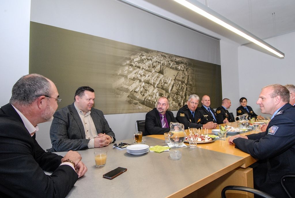 Za bezproblémový průběh letošních Slavností svobody dnes (29.6.2016) poděkoval primátor města Martin Zrzavecký představitelům Policie České republiky i Městské policie Plzeň. Certifikát vyjadřující poděkování předal také zástupcům jednotlivých složek – veliteli obvodní služebny městské policie na Borech Tomáši Petříkovi a vedoucímu plzeňského dopravního inspektorátu Karlu Machuldovi.