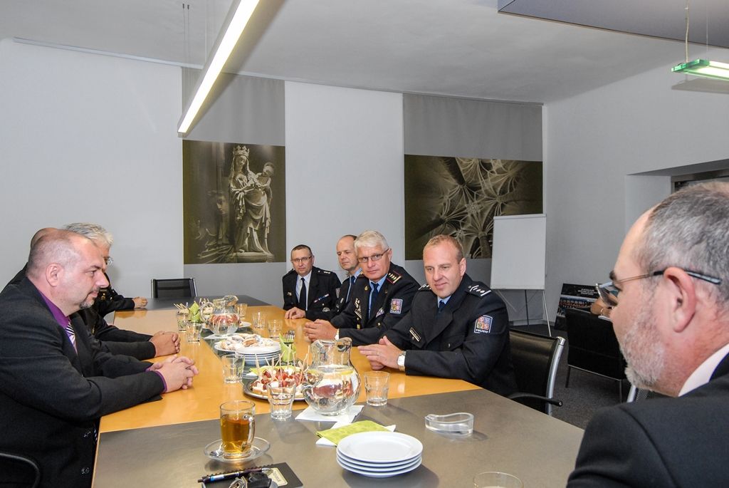 Za bezproblémový průběh letošních Slavností svobody dnes (29.6.2016) poděkoval primátor města Martin Zrzavecký představitelům Policie České republiky i Městské policie Plzeň. Certifikát vyjadřující poděkování předal také zástupcům jednotlivých složek – veliteli obvodní služebny městské policie na Borech Tomáši Petříkovi a vedoucímu plzeňského dopravního inspektorátu Karlu Machuldovi.