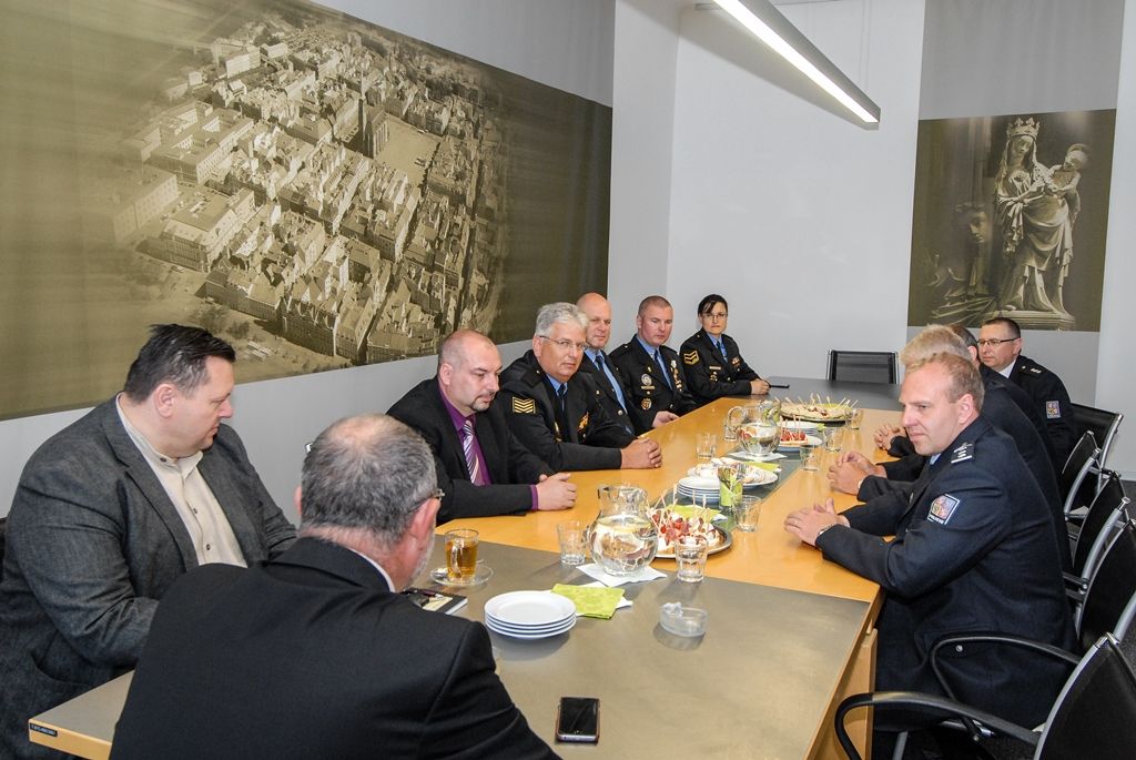 Za bezproblémový průběh letošních Slavností svobody dnes (29.6.2016) poděkoval primátor města Martin Zrzavecký představitelům Policie České republiky i Městské policie Plzeň. Certifikát vyjadřující poděkování předal také zástupcům jednotlivých složek – veliteli obvodní služebny městské policie na Borech Tomáši Petříkovi a vedoucímu plzeňského dopravního inspektorátu Karlu Machuldovi.