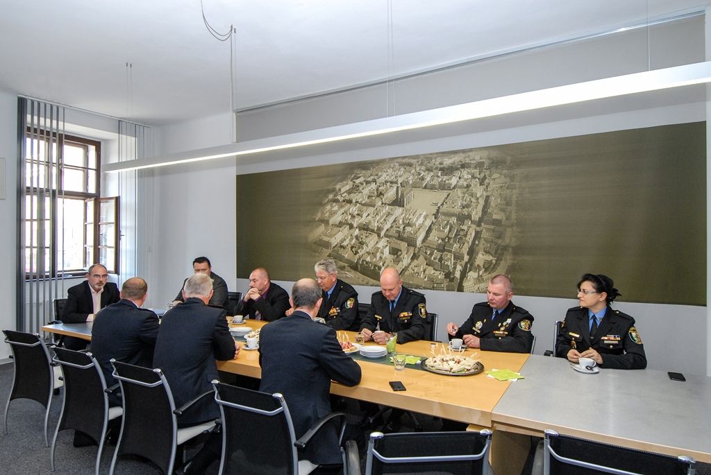 Za bezproblémový průběh letošních Slavností svobody dnes (29.6.2016) poděkoval primátor města Martin Zrzavecký představitelům Policie České republiky i Městské policie Plzeň. Certifikát vyjadřující poděkování předal také zástupcům jednotlivých složek – veliteli obvodní služebny městské policie na Borech Tomáši Petříkovi a vedoucímu plzeňského dopravního inspektorátu Karlu Machuldovi.