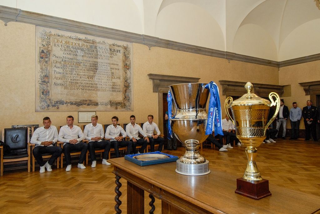 Za úspěchy v sezoně 2015/2016 poděkovali dnes (1.7.2016) členové Rady města Plzně a zástupci magistrátu třem plzeňským klubům – FC Viktorii Plzeň, Talentu M.A.T. Plzeň a HC Škodě Plzeň. Fotbalisté a házenkáři vybojovali tituly, hokejisté se umístili na třetím místě. Za posledních pět let získaly kluby společně osm titulů z nejvyšších českých soutěží, fotbalisté zvítězili čtyřikrát, házenkáři třikrát, hokejisté ovládli ligu v roce 2013.